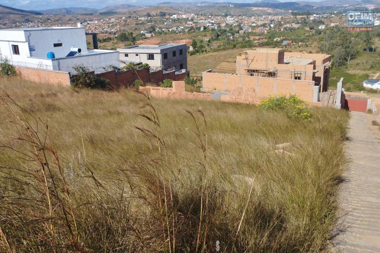 Terrain de 500 m2 avec une vue dégagée, à 15 min en voiture d'Ambatobe- Antananarivo