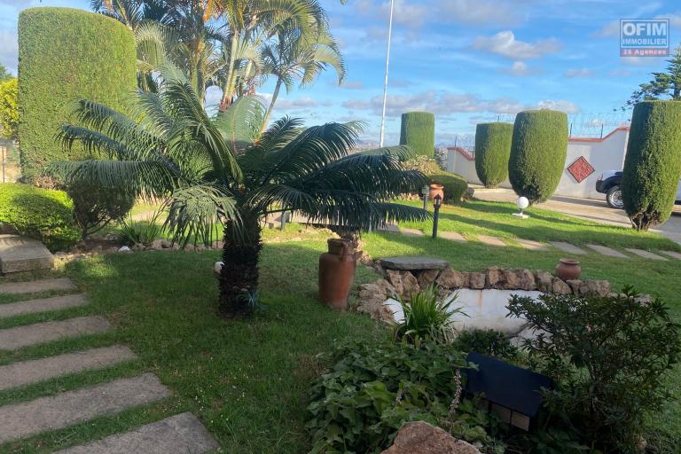 Une villa F6 meublée avec jardin à Ambohijanahary Ambohibao