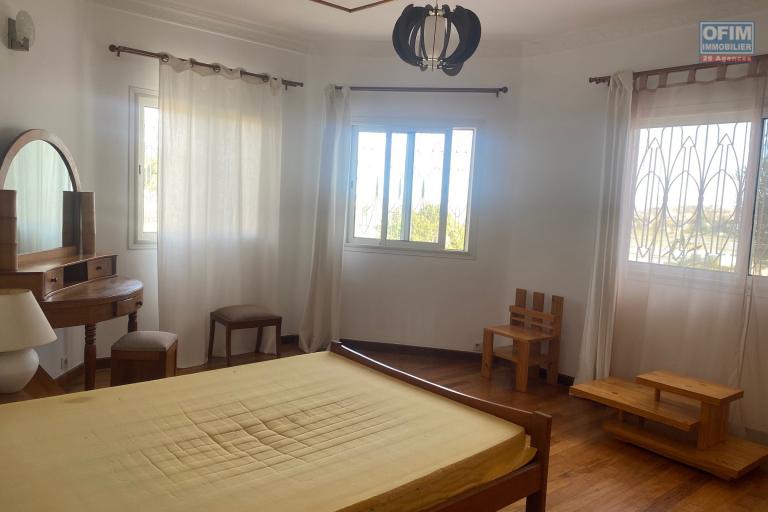 Une villa F6 meublée avec jardin à Ambohijanahary Ambohibao - chambre parentale-ofim-Ambohibao