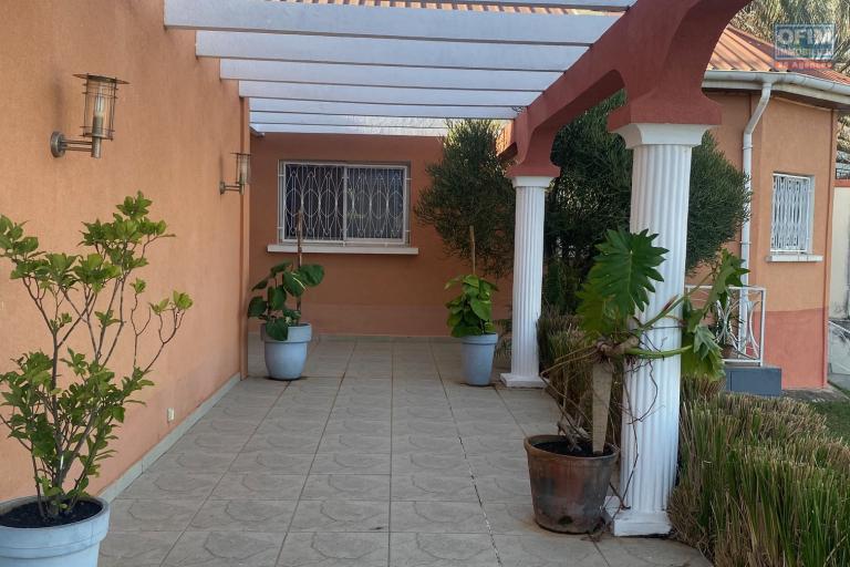 Une villa F6 meublée avec jardin à Ambohijanahary Ambohibao