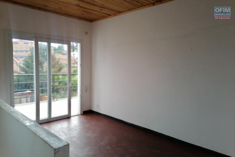 À vendre une maison style cubique à usage mixte type F2 + local commercial de 30m2 bord de route à Alasora.