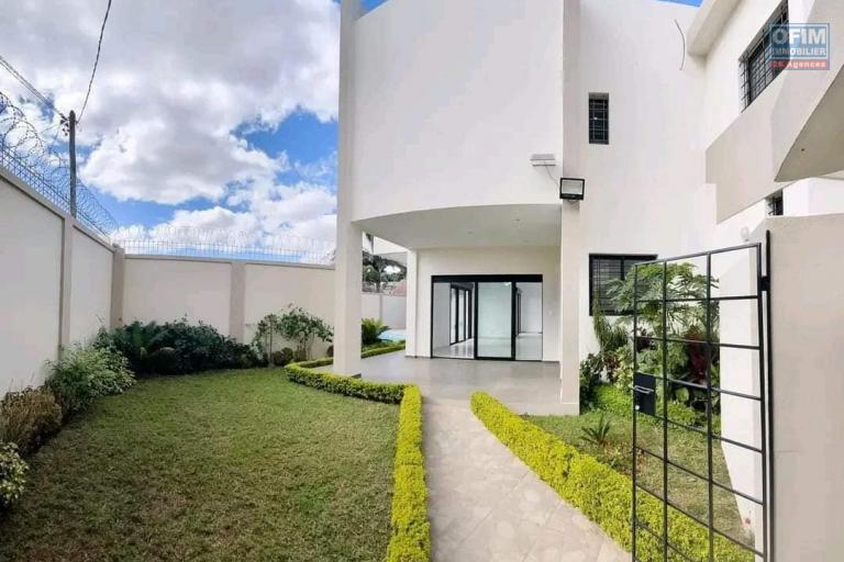 OFIM immobilier loue une charmante villa moderne F6 sur Androhibe qui est à 5min d'Ivandry.DISPONIBLE