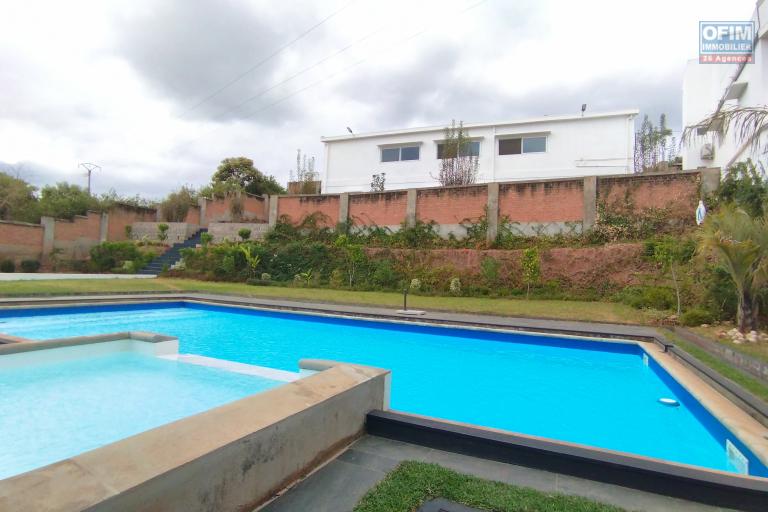 Belle villa neuve avec piscine sur 1775 m2 de terrain à Alasora- Antananarivo