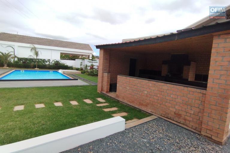 Prix en baisse!! Belle villa neuve avec piscine sur 1775 m2 de terrain à Alasora- Antananarivo