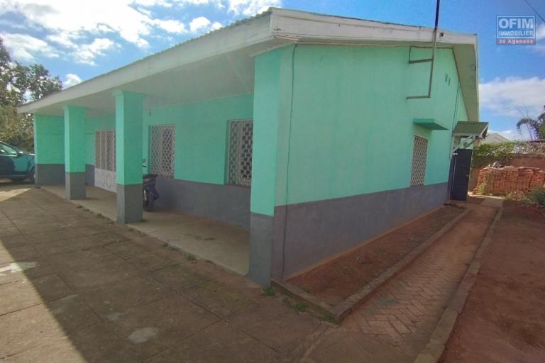 Villa basse F4 plus F2 annexe sur 700 m2 de terrain à Mahalavolona Andoharanofotsy- Antananarivo