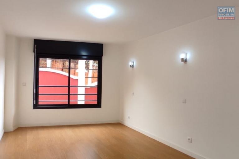 Un appartement T4 sécurisé à Ampasanimalo