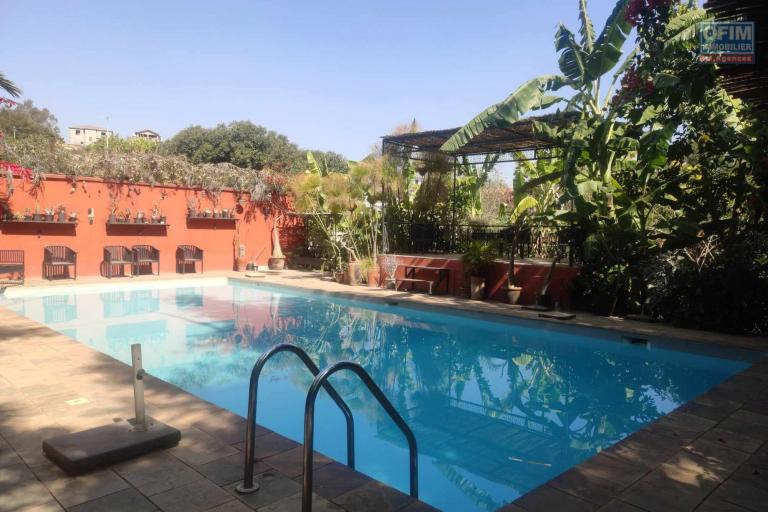 OFIM Immobilier offre en location une charmante villa F4 avec un jardin arboré et piscine sur Manazary Ilafy à environ 10min du Lycée Français.
