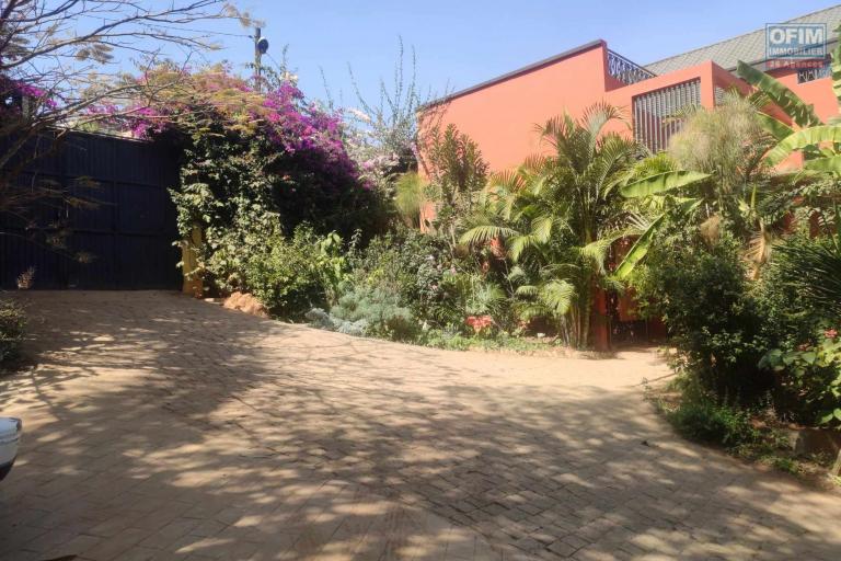 OFIM Immobilier offre en location une charmante villa F4 avec un jardin arboré et piscine sur Manazary Ilafy à environ 10min du Lycée Français.