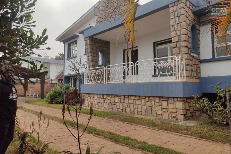 OFIM Immobilier loue une villa à étage F4 sur Analamahitsy dans un quartier calme à 5min du Lycée Ambatobe et 5min d'Ankorondrano.
