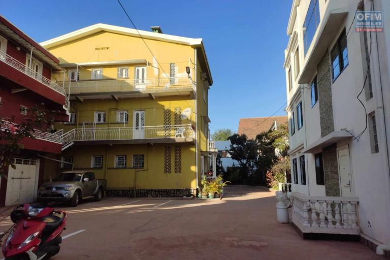 OFIM Immobilier offre en location un bureau de 100m2 environ sur Andavamamba Ampefiloha dans une zone sécurisée 24/24 et un grand parking.DISPONIBLE