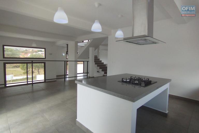 Belle villa neuve d'architecture moderne F6 sur 1250 m2 de terrain sur  Ilafy Andranovelona - Antananarivo