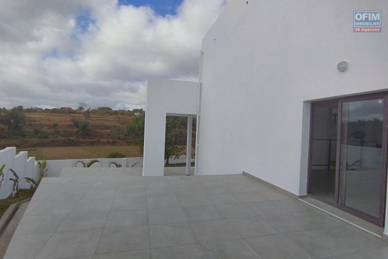 Belle villa neuve d'architecture moderne F6 sur 1250 m2 de terrain sur  Ilafy Andranovelona - Antananarivo