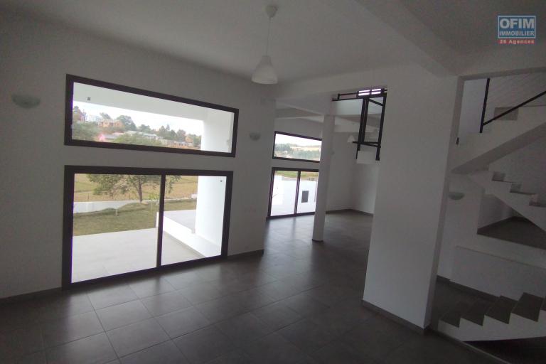 Belle villa neuve d'architecture moderne F6 sur 1250 m2 de terrain sur  Ilafy Andranovelona - Antananarivo