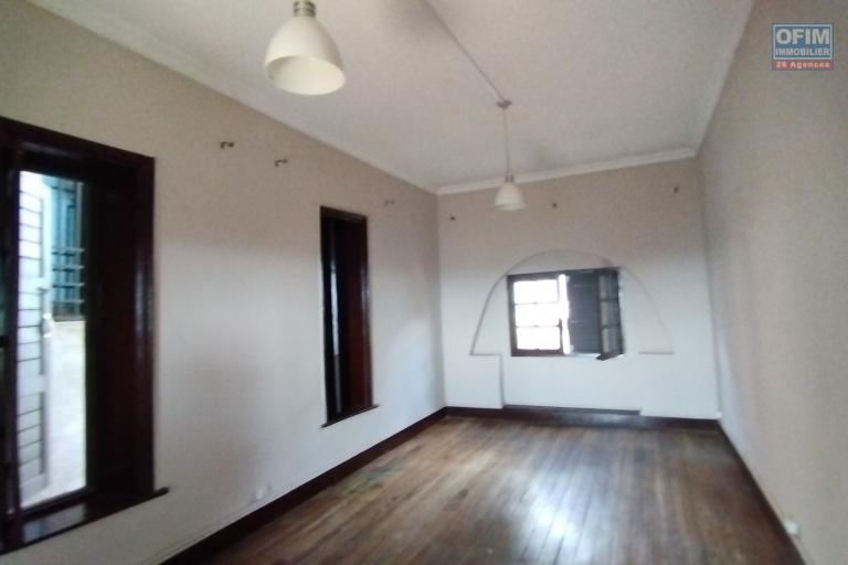 A louer, une maison traditionnelle F7 à étage à usage professionnel en 2 ème plan sur Ambondrona- Antananarivo