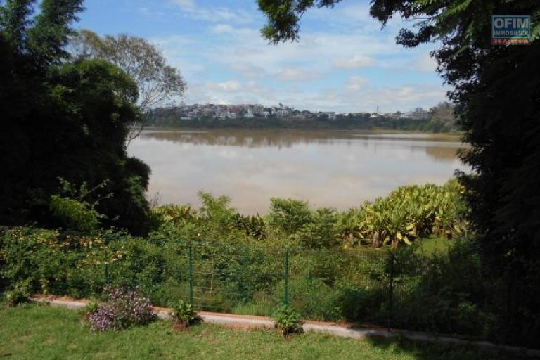 A louer une villa avec piscine F5 à Andohanimandroseza