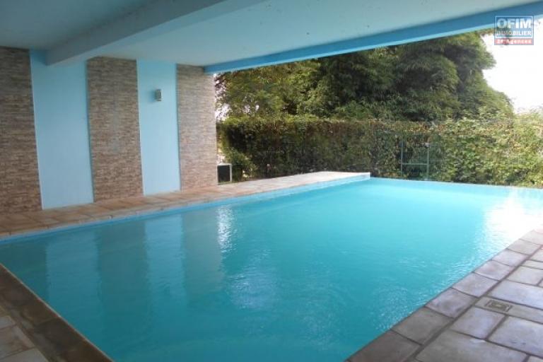 A louer une villa avec piscine F5 à Andohanimandroseza