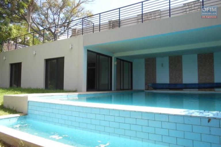 A louer une villa avec piscine F5 à Andohanimandroseza