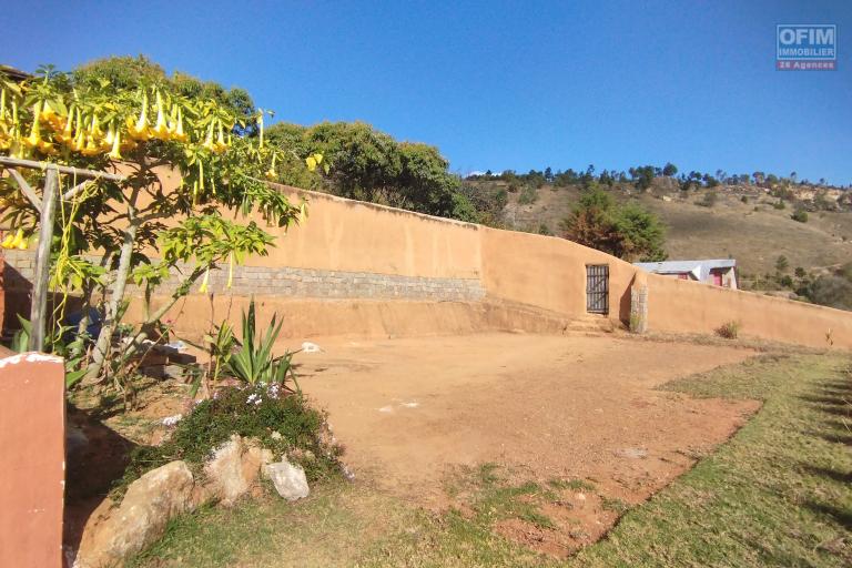 A vendre , une grande propriété de 3 260 m2 sur Ambohimalaza- Antananarivo