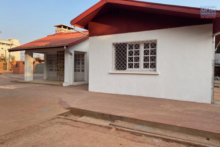 Une maison F4 avec grande cour à louer à Mandrosoa Ivato