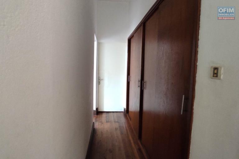 Appartement T3 en location avec garage pour 3 voitures   à Ankadifotsy