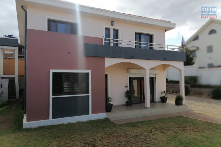 À louer une villa neuve à étage de type F5 idéal pour les personnes qui aiment le calme et l'air pure avec vue dégagée sur des montagnes sise à Iavoloha Ambohijanaka