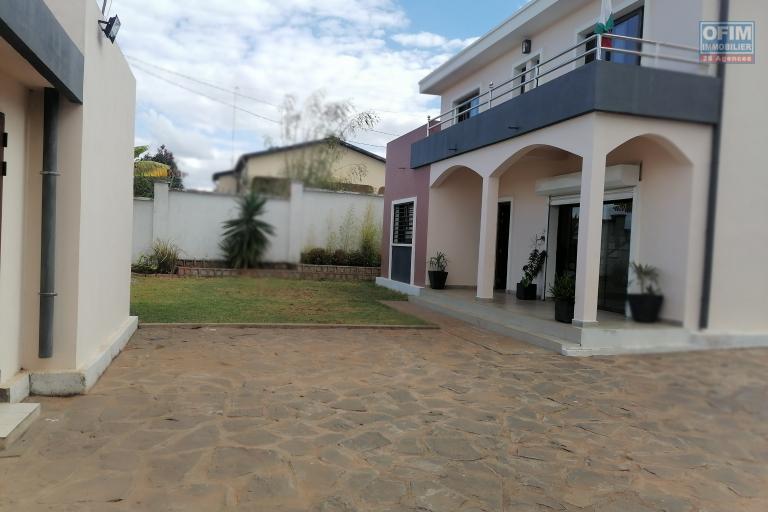 À louer une villa neuve à étage de type F5 idéal pour les personnes qui aiment le calme et l'air pure avec vue dégagée sur des montagnes sise à Iavoloha Ambohijanaka