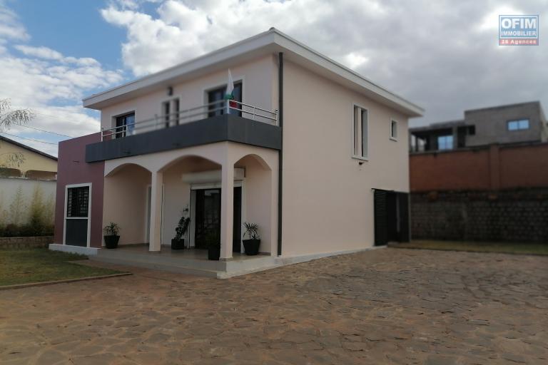 À louer une villa neuve à étage de type F5 idéal pour les personnes qui aiment le calme et l'air pure avec vue dégagée sur des montagnes sise à Iavoloha Ambohijanaka