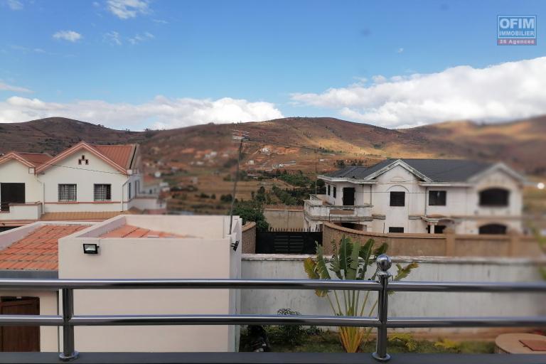 À louer une villa neuve à étage de type F5 idéal pour les personnes qui aiment le calme et l'air pure avec vue dégagée sur des montagnes sise à Iavoloha Ambohijanaka