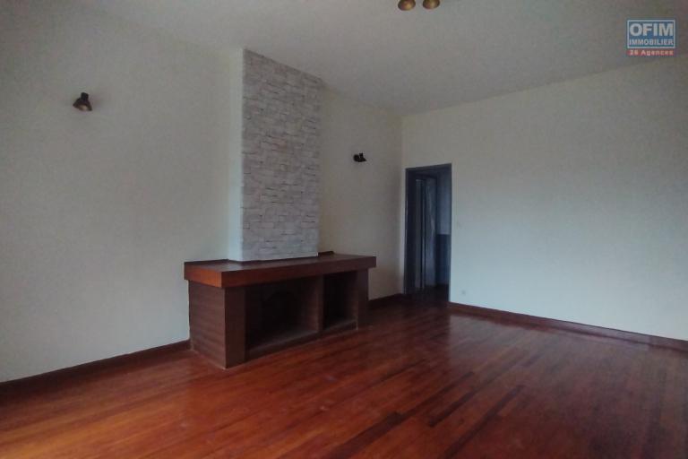 En location, en plein centre ville, un appartement T4 au rez-de-chaussée à Ankadivato- Antananarivo