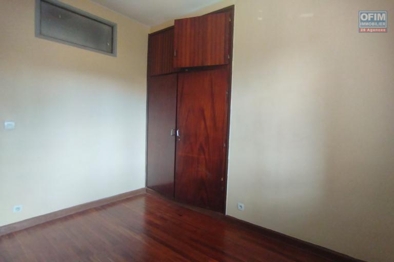 En location, en plein centre ville, un appartement T4 au rez-de-chaussée à Ankadivato- Antananarivo