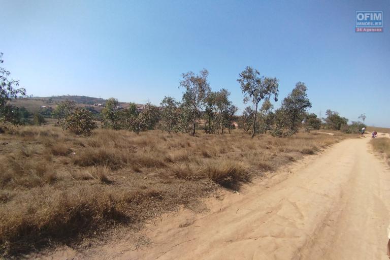 A vendre, grand terrain de 9958 m2en bord de route principale sur Fenoarivo Morarano- Antananarivo