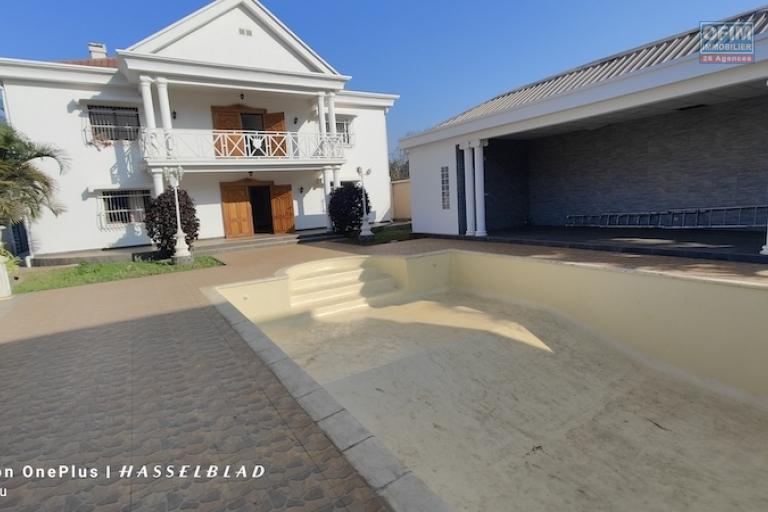 A louer grande villa F6 avec piscine à Talatamaty (NON DISPONIBLE)