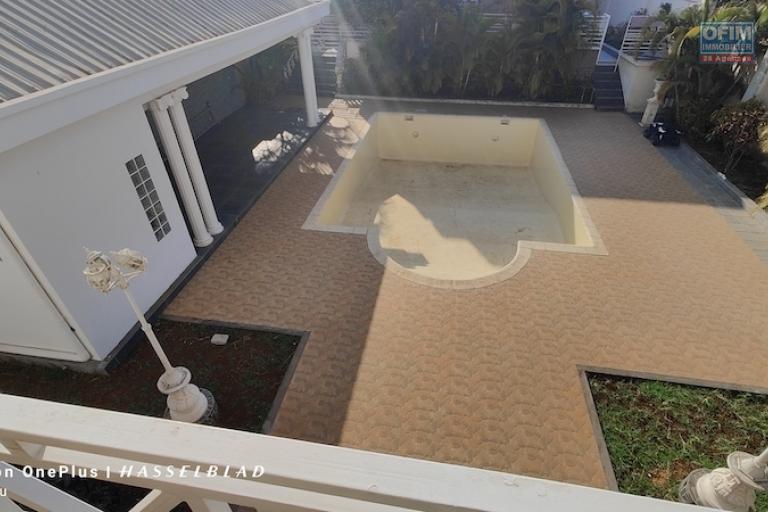 A louer grande villa F6 avec piscine à Talatamaty (NON DISPONIBLE)