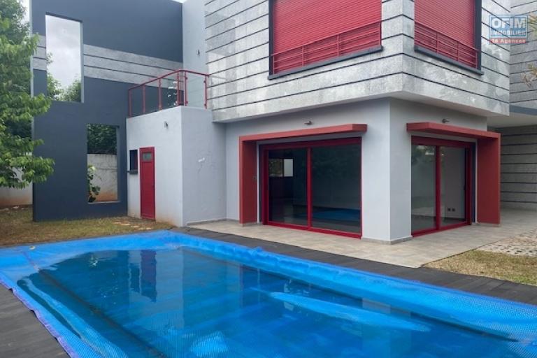 Une villa moderne F4 à louer avec piscine sécurisée à Ankadimbahoaka