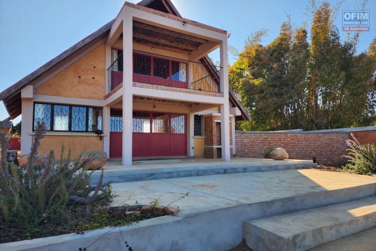 Maison à étage écologique de type F2 avec mezzanine bord du lac à louer courteoulonguedurée, dans un endroit calme avec vue imprenable à quelques kilomètres de l'aéroport situé à Patrakala Ambatolampy Tsimahafotsy.