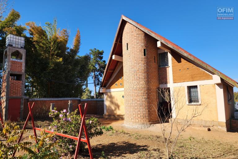 Maison à étage écologique de type F2 avec mezzanine bord du lac à louer courteoulonguedurée, dans un endroit calme avec vue imprenable à quelques kilomètres de l'aéroport situé à Patrakala Ambatolampy Tsimahafotsy.