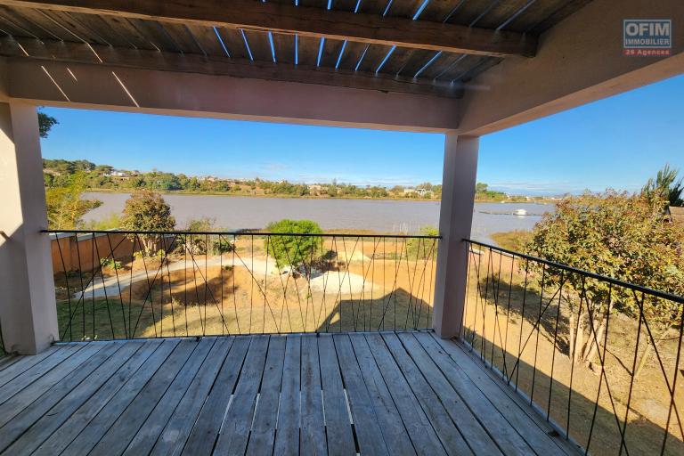 Maison à étage écologique de type F2 avec mezzanine bord du lac à louer courteoulonguedurée, dans un endroit calme avec vue imprenable à quelques kilomètres de l'aéroport situé à Patrakala Ambatolampy Tsimahafotsy.