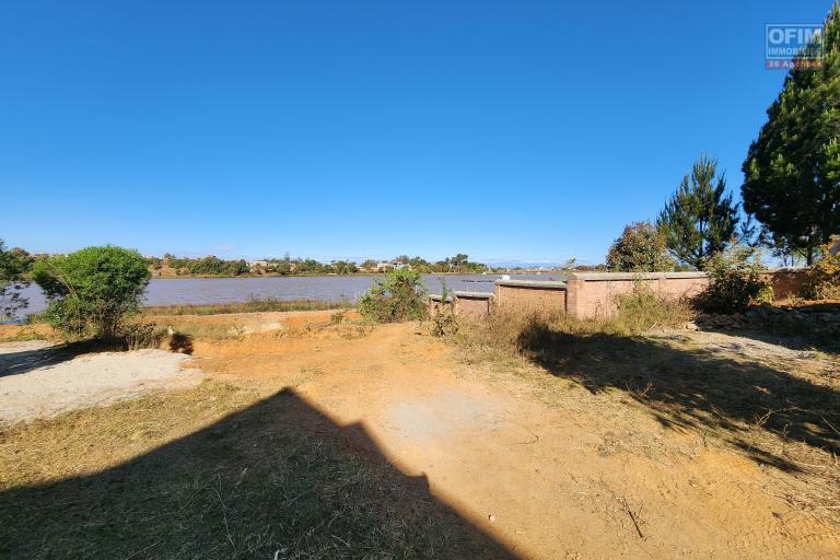 Maison à étage écologique de type F2 avec mezzanine bord du lac à louer courteoulonguedurée, dans un endroit calme avec vue imprenable à quelques kilomètres de l'aéroport situé à Patrakala Ambatolampy Tsimahafotsy.