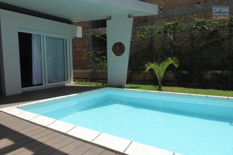 PRIX EN BAISSE !!!A vendre, une  villa d'architecte F8 avec piscine chauffée en ville dans le quartier de Betongolo-Antananarivo