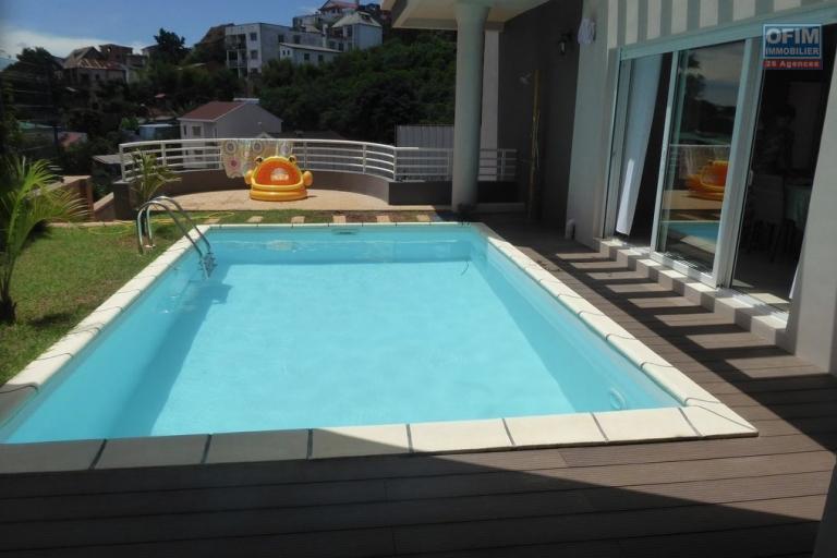 Une villa F8 avec piscine chauffée à Betongolo