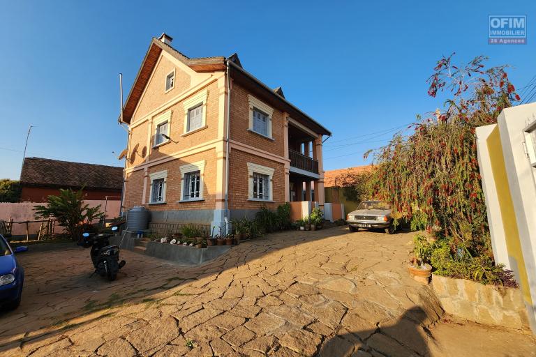 A louer une maison traditionnelle de type F5 situé dans un quartier calme et sécurisé non loin de l'aéroport et la nouvelle rocade d'Andranotapahana sise à Amboropotsy Talatamaty. (NON DISPONIBLE)