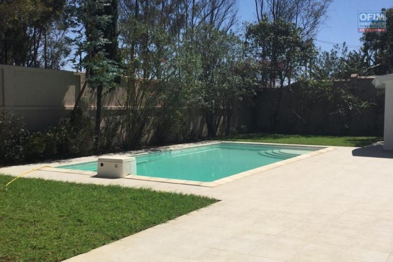 OFIM Immobilier loue une villa F6 avec piscine nichée sur un terrain de 1600m2 sur Ambatobe.