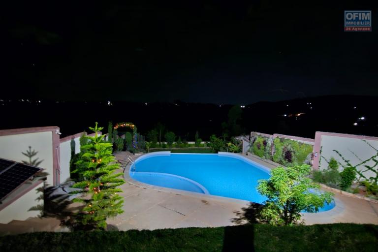 OFIM Immobilier offre en location une petite villa meublée F3 de 55m2 sur un terrain de 1400m2 avec piscine sur Ambatobe Betsizaraina