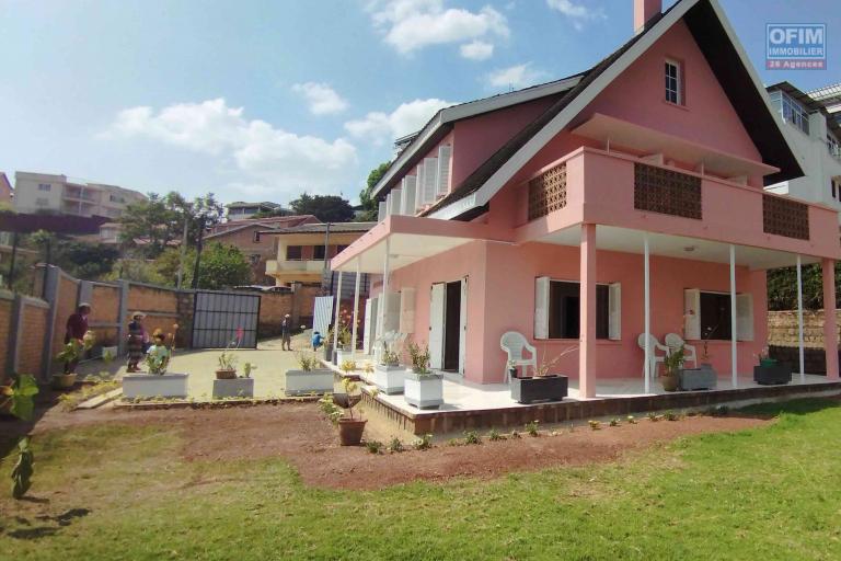 A louer, une villa F5 à étage avec grand parking à Avaratr'Antanimora - Antananarivo