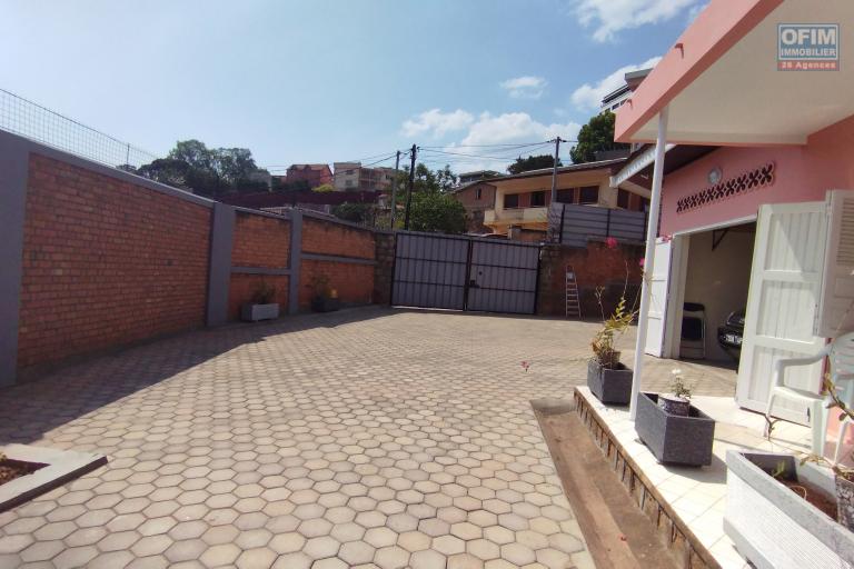 A louer, une villa F5 à étage avec grand parking à Andrainarivo- Antananarivo