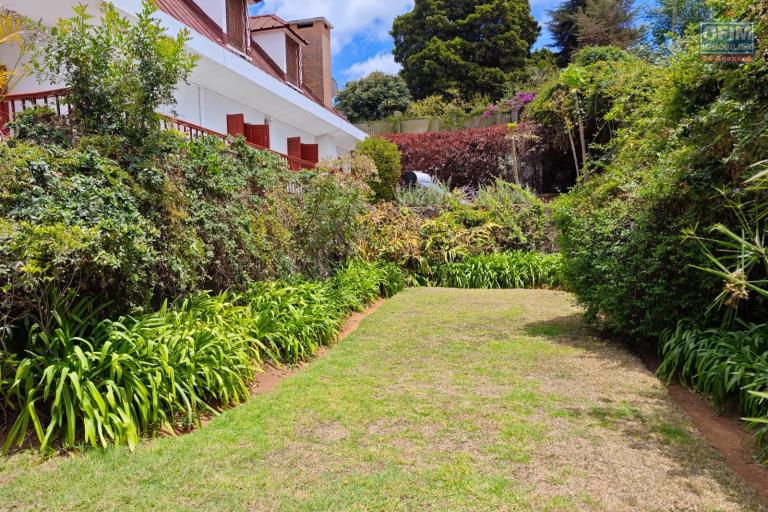 OFIM Immobilier loue une Villa F7 avec jardin et piscine au lotissement bonnet Ivandry.