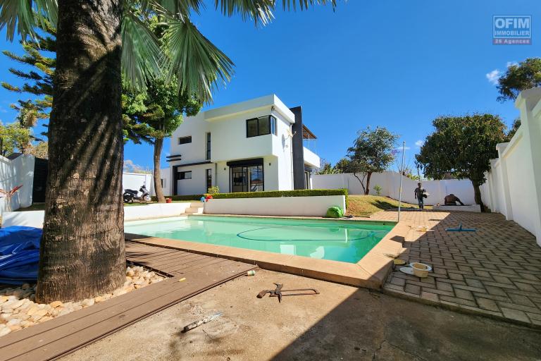 À louer une villa de standing type F5 avec piscine dans une résidence sécurisée à 10 minutes de l'aéroport Ivato et l'école primaire française C Ambohibao sise à Ambohijanahary Antehiroka Ambohibao