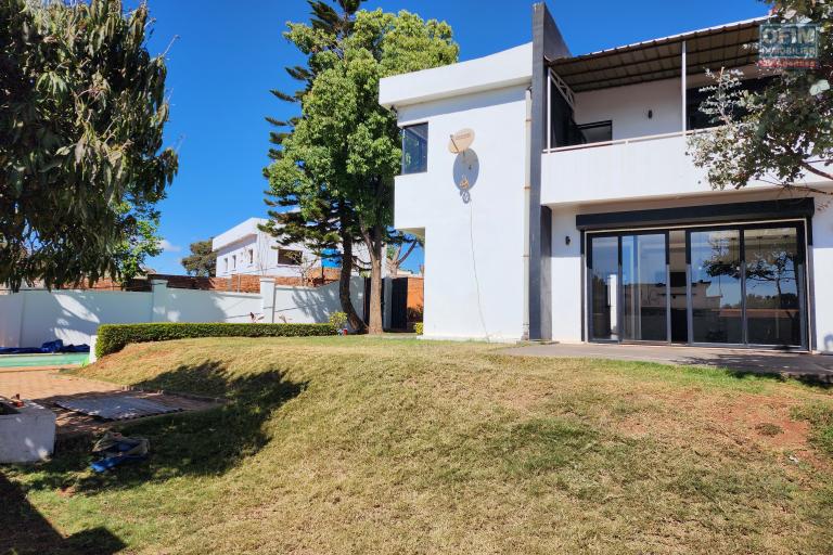 À louer une villa de standing type F5 avec piscine dans une résidence sécurisée à 10 minutes de l'aéroport Ivato et l'école primaire française C Ambohibao sise à Ambohijanahary Antehiroka Ambohibao