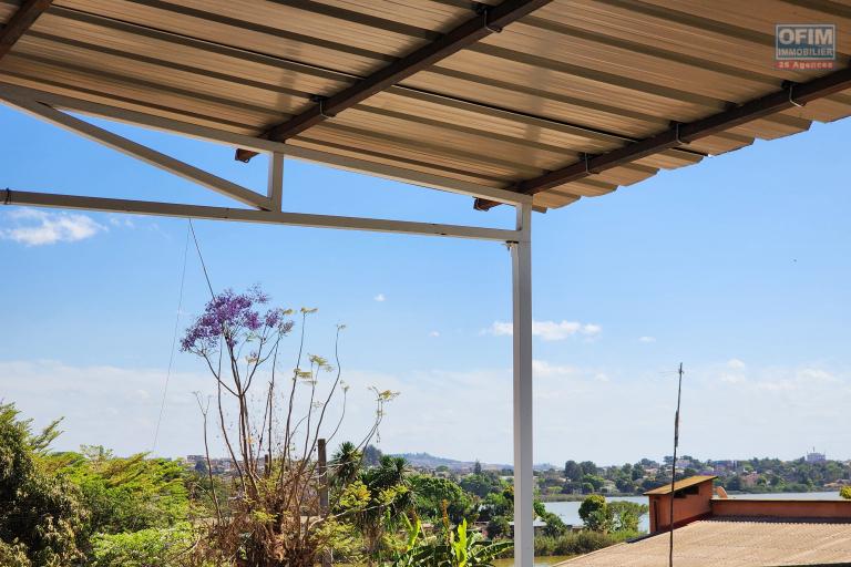 À louer une villa de standing type F5 avec piscine dans une résidence sécurisée à 10 minutes de l'aéroport Ivato et l'école primaire française C Ambohibao sise à Ambohijanahary Antehiroka Ambohibao