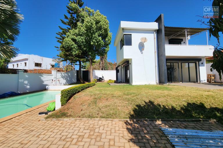 À louer une villa de standing type F5 avec piscine dans une résidence sécurisée à 10 minutes de l'aéroport Ivato et l'école primaire française C Ambohibao sise à Ambohijanahary Antehiroka Ambohibao. (NON DISPONIBLE)